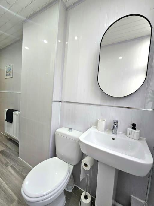 Spacious Haven With Free Parking Glasgow Bagian luar foto