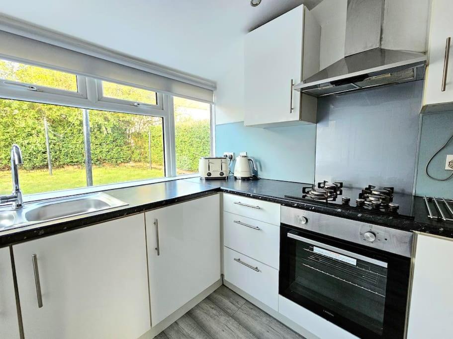 Spacious Haven With Free Parking Glasgow Bagian luar foto