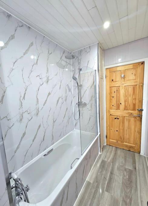 Spacious Haven With Free Parking Glasgow Bagian luar foto