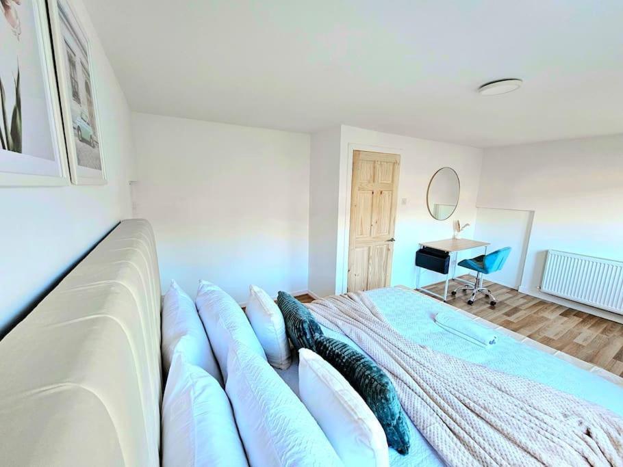 Spacious Haven With Free Parking Glasgow Bagian luar foto