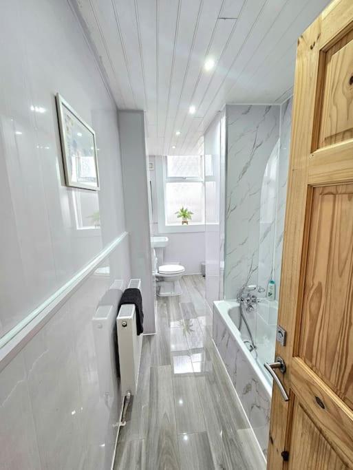 Spacious Haven With Free Parking Glasgow Bagian luar foto
