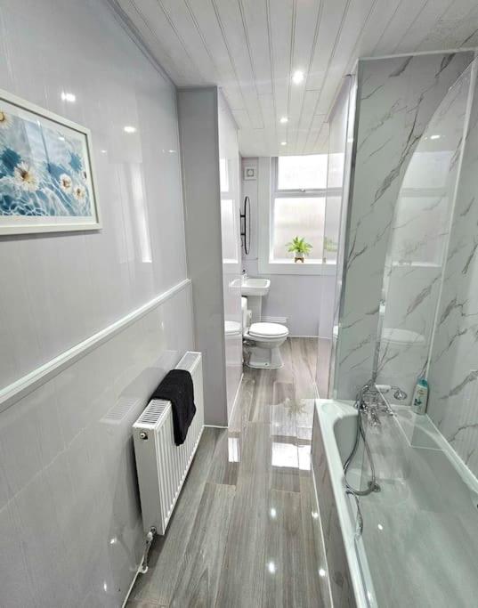Spacious Haven With Free Parking Glasgow Bagian luar foto