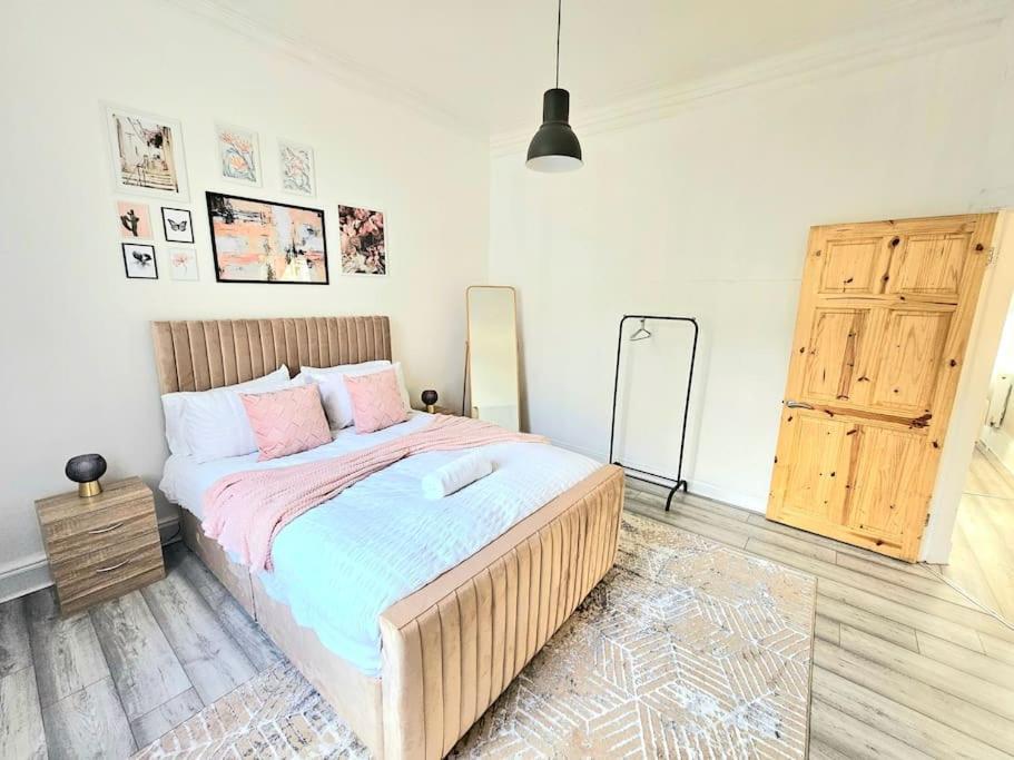 Spacious Haven With Free Parking Glasgow Bagian luar foto