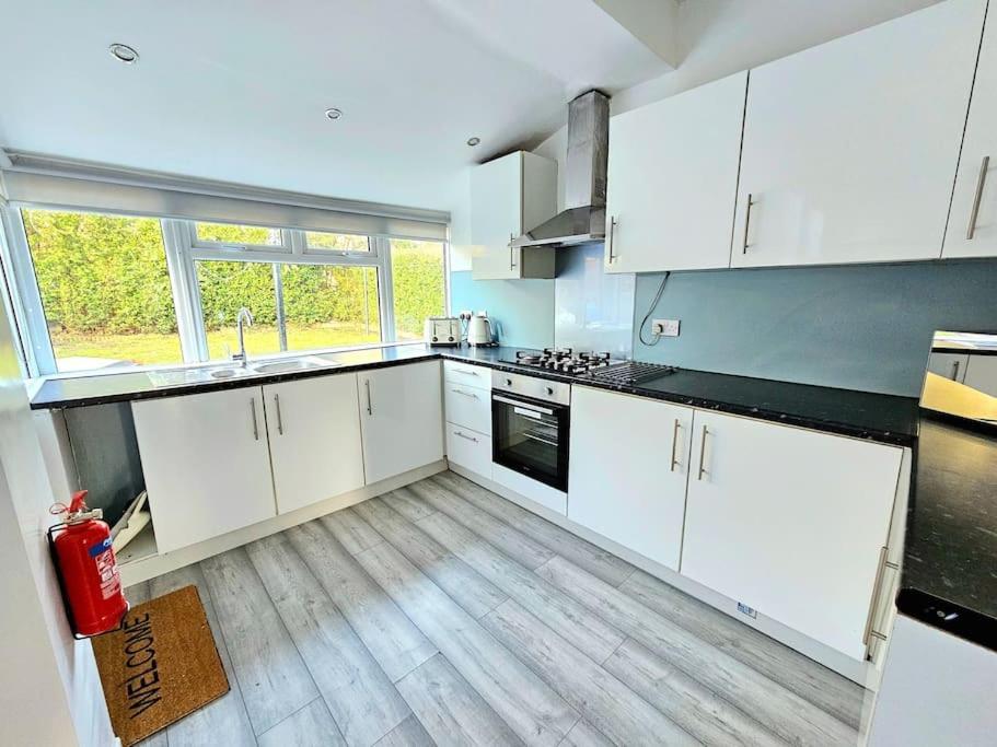Spacious Haven With Free Parking Glasgow Bagian luar foto