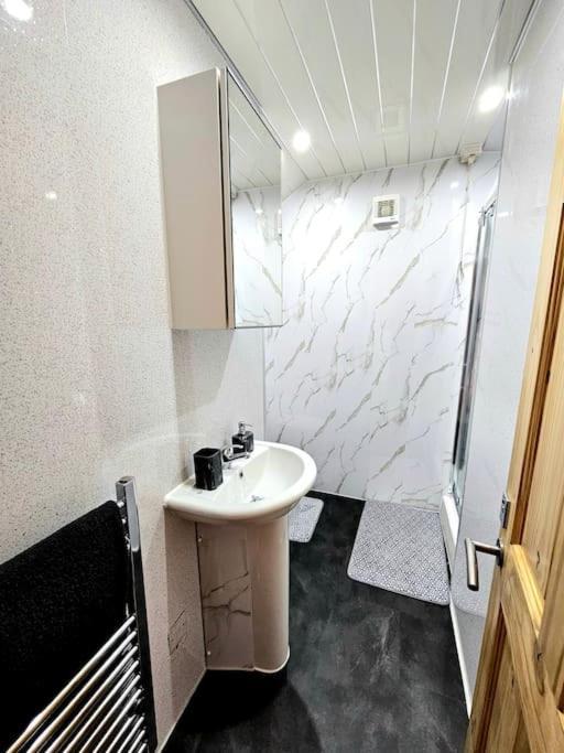 Spacious Haven With Free Parking Glasgow Bagian luar foto