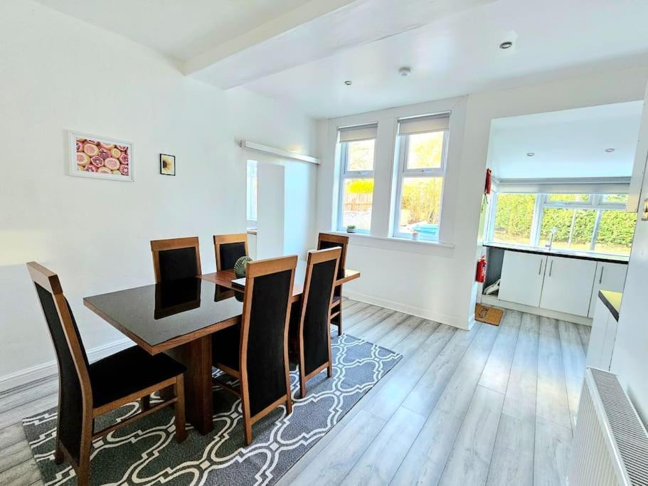 Spacious Haven With Free Parking Glasgow Bagian luar foto