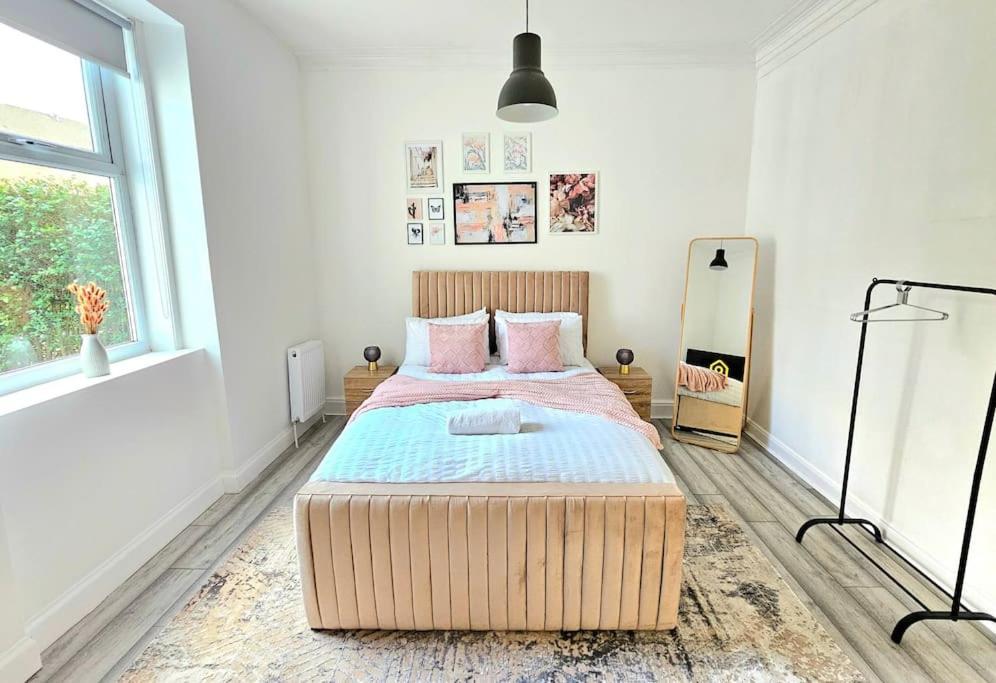 Spacious Haven With Free Parking Glasgow Bagian luar foto